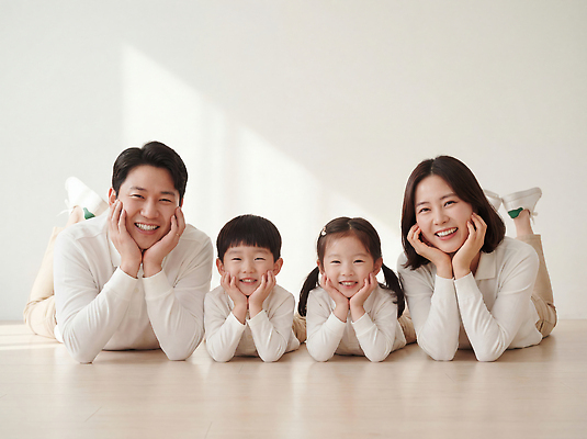 JPG 편집이미지 행복 여유 어린이 가족 관계 모션 놀이 실내 웃음 부모 시간 순간 의료성형뷰티 편집실사 AI인물포토 AI콘텐츠 감정 표정 사람 내부 CG 파일형식 AI포토