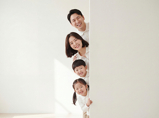 JPG 편집이미지 행복 벽 가족 함께함 웃음 일상 부모 햇빛 방 즐거움 순간 의료성형뷰티 편집실사 AI인물포토 AI콘텐츠 감정 컨셉 관계 표정 라이프 태양 CG 파일형식 AI포토