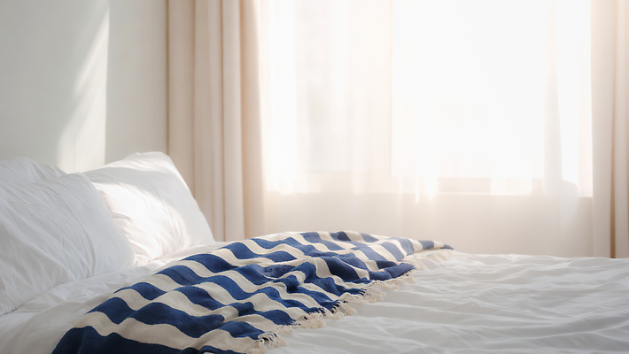 JPG 편집이미지 아침 실내 따뜻함 일상 생활 햇빛 줄무늬 침실 이불 방 침대 커튼 편안함 가벼움 편집실사 AI포토 AI콘텐츠 주간 가구 무늬 침구 내부 라이프 태양 감각 무게 CG 파일형식