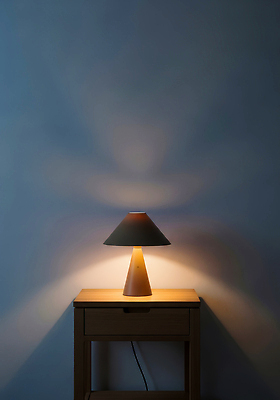 JPG 나무 편집이미지 디자인 벽 가구 전구 탁자 조명 실내 그림자 빛 침실 방 편안함 오브젝트 모던 편집실사 AI포토 AI콘텐츠 식물 생활용품 내부 감각 CG 파일형식