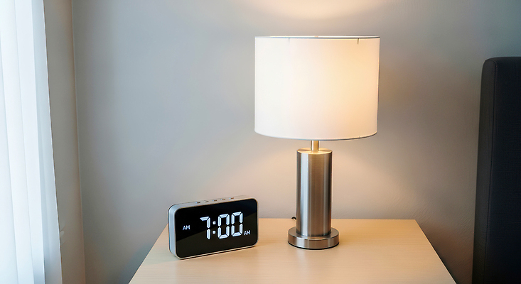 JPG 편집이미지 시계 가구 탁자 아침 조명 밝음 전자제품 인테리어 침실 방 램프 시간 편안함 7시 편집실사 AI포토 AI콘텐츠 주간 디자인 생활용품 감각 CG 파일형식