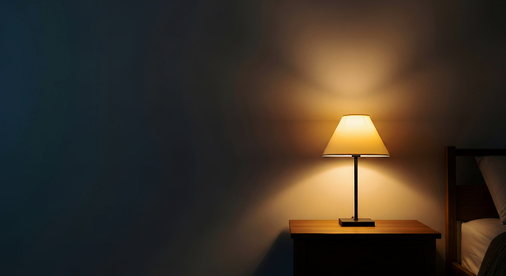 JPG 편집이미지 가구 탁자 휴식 조명 주택 실내 따뜻함 빛 어둠 공간 침실 침대 램프 편안함 편집실사 AI포토 AI콘텐츠 생활용품 컨셉 내부 건물 감각 CG 파일형식