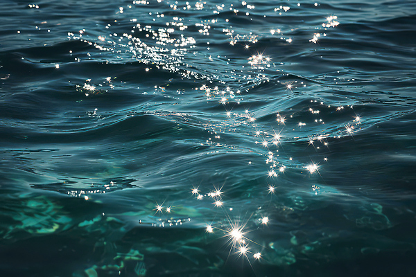 JPG 편집이미지 물결 바다 자연 휴가 해변 물 여름 파란색 반짝임 햇빛 반사 수중 수영 깊이 윤슬 편집실사 AI포토 AI콘텐츠 자연요소 계절 컬러 모션 태양 수상스포츠 CG 생태계 파일형식