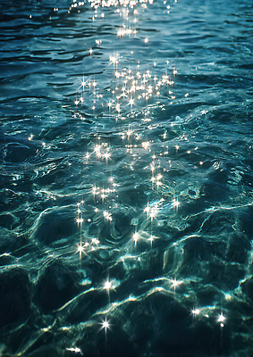 JPG 편집이미지 응시 컬러 자연 바람 풍경 물 빛 반짝임 햇빛 반사 수면 장면 깊이 천천히 윤슬 편집실사 AI포토 AI콘텐츠 자연요소 시선 물결 모션 날씨 태양 CG 생태계 파일형식