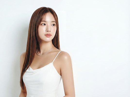 JPG 모델 편집이미지 긴머리 시선 여자 패션 포즈 백그라운드 미소 청춘 촬영 흰색 뷰티풀 의료성형뷰티 스타일 편집실사 AI인물포토 AI콘텐츠 헤어스타일 컬러 컨셉 표정 사람 CG 파일형식 AI포토