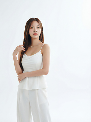 JPG 모델 편집이미지 긴머리 손 옷 여자 패션 백그라운드 상의 스튜디오 흰색 턱 의료성형뷰티 스타일 편집실사 AI인물포토 AI콘텐츠 헤어스타일 컬러 사람 신체부위 CG 파일형식 AI포토