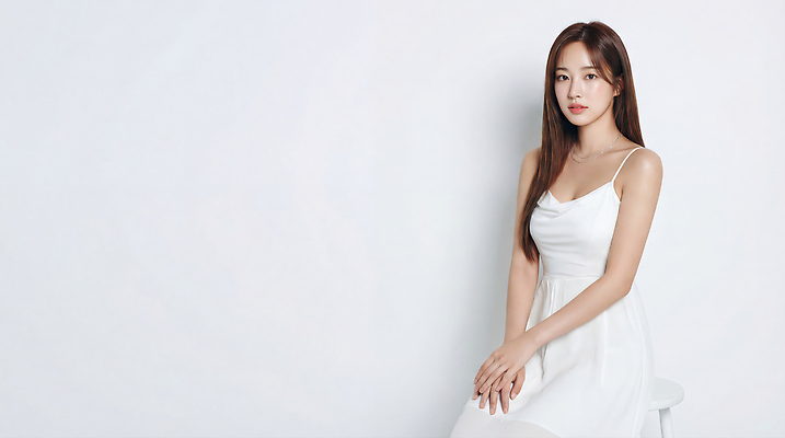 JPG 편집이미지 드레스 옷 여자 패션 포즈 백그라운드 스튜디오 표정 앉기 카메라 촬영 이미지 단순화된 의료성형뷰티 스타일 편집실사 AI인물포토 AI콘텐츠 모션 사람 전자제품 CG 파일형식 AI포토