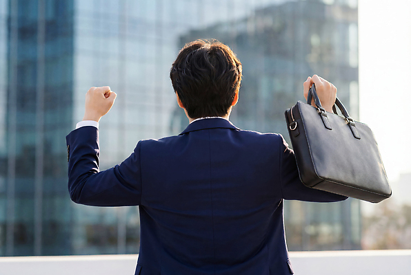 JPG 편집이미지 가방 성공 기념 직장 빌딩 햇빛 희망 힘 주먹 작업 직장인 비즈니스맨 도심 신입사원 오후 의료성형뷰티 편집실사 AI인물포토 AI콘텐츠 직업 잡화 남자 감정 컨셉 회사 비즈니스 모션 건물 태양 도시 CG 파일형식 AI포토
