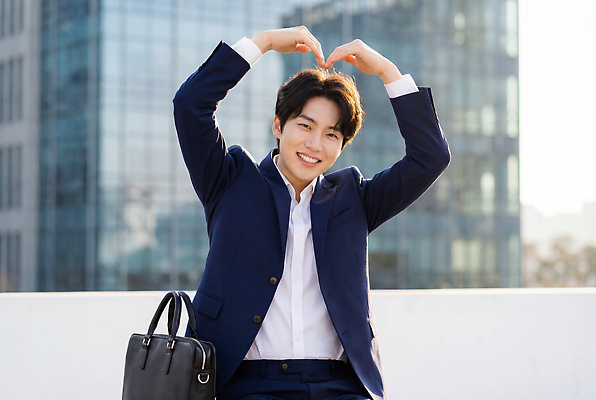 JPG 편집이미지 손 남자 행복 감정 얼굴 모션 웃음 정장 빌딩 친구 만남 하트 도시 직장인 신입사원 주말 의료성형뷰티 편집실사 모양 직업 옷 컨셉 비즈니스 관계 표정 사람 건물 신체부위 CG 파일형식