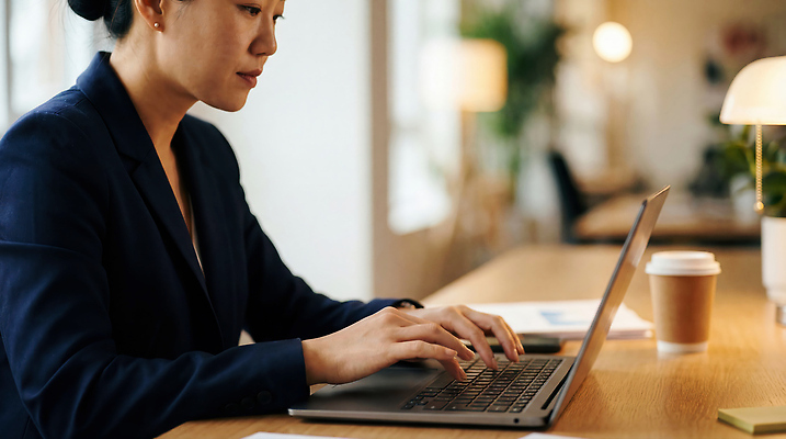 JPG 편집이미지 여자 커피 손가락 조명 노트북 사무실 공간 램프 키보드 시간 작업 비즈니스우먼 집중 문서 의료성형뷰티 편집실사 AI인물포토 AI콘텐츠 손 음료 컨셉 비즈니스 사람 전자제품 직장인 CG 파일형식 AI포토