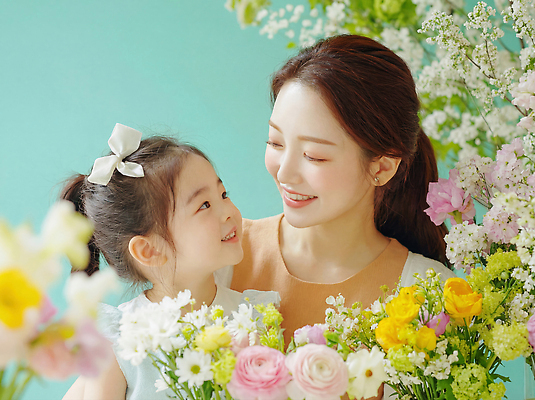 JPG 편집이미지 꽃 딸 행복 컬러 가족 자연 모녀 엄마 표정 대화 사랑 웃음 자녀 생일 뷰티풀 순간 의료성형뷰티 편집실사 AI인물포토 AI콘텐츠 식물 기념일 감정 관계 말하기 CG 생태계 파일형식 AI포토