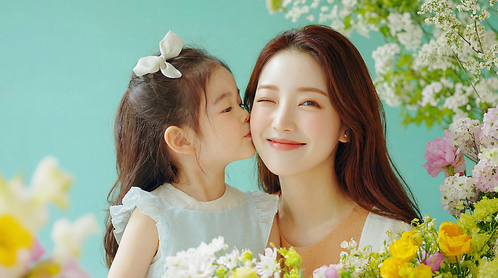 JPG 편집이미지 꽃 딸 행복 감정 컬러 가족 자연 모녀 엄마 키스 사랑 웃음 공간 즐거움 뷰티풀 순간 의료성형뷰티 편집실사 AI인물포토 AI콘텐츠 식물 관계 표정 CG 애정표현 생태계 파일형식 AI포토