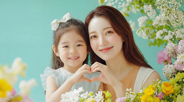 JPG 편집이미지 손 꽃 딸 가족 모션 자연 모녀 엄마 사랑 웃음 장식 귀여움 공간 하트 교감 의료성형뷰티 편집실사 AI인물포토 AI콘텐츠 모양 식물 감정 컨셉 관계 표정 신체부위 CG 생태계 파일형식 AI포토