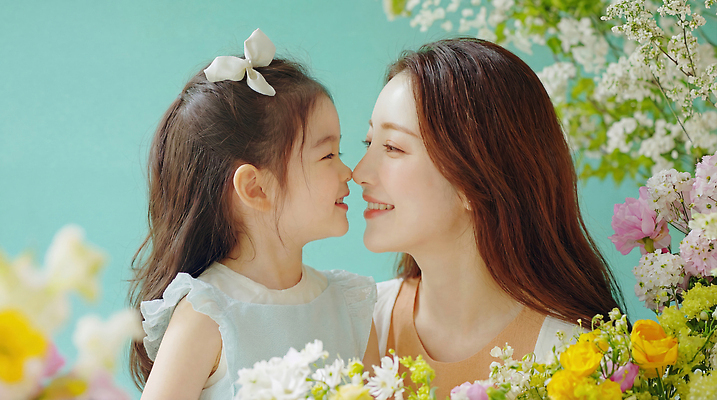 JPG 편집이미지 꽃 딸 행복 얼굴 어린이 컬러 가족 자연 모녀 엄마 사랑 웃음 공간 순간 의료성형뷰티 편집실사 AI인물포토 AI콘텐츠 식물 감정 관계 표정 사람 신체부위 CG 생태계 파일형식 AI포토