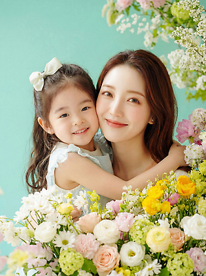 JPG 편집이미지 꽃 행복 어린이 포즈 가족 모녀 엄마 사랑 웃음 사진촬영 촬영 봄 어린이날 슈팅 의료성형뷰티 브이로그 편집실사 AI인물포토 AI콘텐츠 식물 라이프스타일 계절 기념일 딸 감정 관계 표정 사람 CG 동영상 파일형식 AI포토