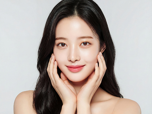 JPG 편집이미지 손 여자 얼굴 백그라운드 자연 미소 화장 머리카락 촬영 심볼 피부 감싸기 뷰티풀 청순 의료성형뷰티 스타일 편집실사 AI인물포토 AI콘텐츠 컨셉 모션 표정 사람 신체부위 뷰티 머리 CG 생태계 파일형식 AI포토