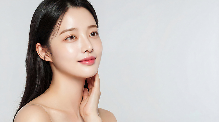 JPG 편집이미지 손 여자 얼굴 자연 조명 건강 관리 미소 일상 빛 화장품 상품 피부 뷰티풀 피부과 의료성형뷰티 편집실사 AI인물포토 AI콘텐츠 표정 병원 사람 라이프 신체부위 뷰티 CG 생태계 파일형식 AI포토