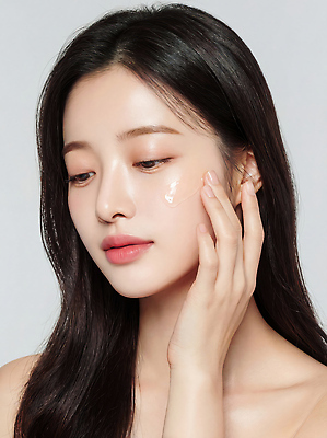 JPG 편집이미지 손 여자 얼굴 관리 뷰티 화장품 피부 일과 스킨케어 보습 의료성형뷰티 수분_꽃가루 편집실사 AI인물포토 AI콘텐츠 사람 신체부위 CG 파일형식 AI포토