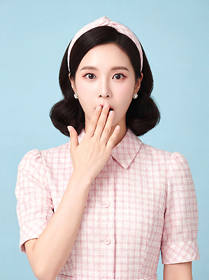 JPG 편집이미지 손 옷 여자 분홍색 하늘색 백그라운드 표정 머리 놀람 가림 입 머리핀 체크무늬 의료성형뷰티 스타일 편집실사 AI인물포토 AI콘텐츠 감정 컬러 무늬 장신구 모션 사람 신체부위 파란색 CG 파일형식 AI포토