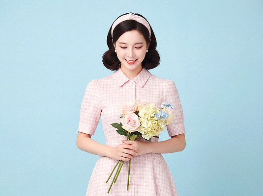 JPG 모델 편집이미지 여자 패션 꽃 리본 꽃다발 포즈 아웃도어 웃음 촬영 파란배경 이미지 청순 의료성형뷰티 스타일 편집실사 AI인물포토 AI콘텐츠 식물 백그라운드 컨셉 표정 사람 파란색 CG 파일형식 AI포토