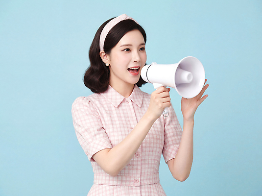 JPG 편집이미지 여자 감정 분홍색 백그라운드 모션 대화 여러명 확성기 소리 표현 즐거움 체크무늬 목소리 소통 의료성형뷰티 편집실사 AI인물포토 AI콘텐츠 컬러 다수 컨셉 무늬 말하기 사람 CG 파일형식 AI포토