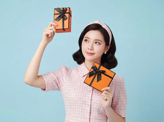 JPG 편집이미지 손 옷 여자 기념일 백그라운드 포장 선물 미소 이벤트 파란색 상자 주황색 축하 체크무늬 의료성형뷰티 스타일 편집실사 AI인물포토 AI콘텐츠 컬러 컨셉 무늬 표정 사람 신체부위 CG 파일형식 AI포토