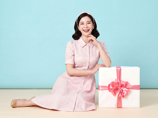 JPG 편집이미지 드레스 여자 분홍색 백그라운드 결혼식 선물 웃음 앉기 이벤트 파란색 상자 기댐 기쁨 축하 생일 의료성형뷰티 편집실사 AI인물포토 AI콘텐츠 옷 기념일 감정 컬러 결혼 컨셉 모션 표정 사람 CG 파일형식 AI포토