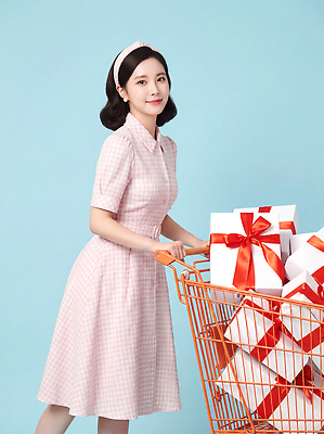 JPG 편집이미지 드레스 여자 패션 리본 분홍색 백그라운드 포장 선물 파란색 선물상자 쇼핑 카트 쇼핑카 의료성형뷰티 스타일 편집실사 AI인물포토 AI콘텐츠 옷 컬러 사람 상자 CG 파일형식 AI포토