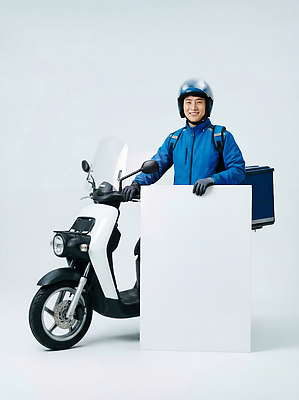JPG 편집이미지 남자 백그라운드 이동 모션 운전 스쿠터 도시 작업 판넬 배달원 헬멧 배송 서비스 의료성형뷰티 편집실사 AI인물포토 AI콘텐츠 직업 컨셉 사람 오토바이 보호장비 CG 파일형식 AI포토