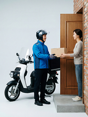 JPG 편집이미지 주택 일상 상자 문 오토바이 도시 배달원 헬멧 고객 배송 서비스 전달 소포 의료성형뷰티 편집실사 AI인물포토 AI콘텐츠 직업 건물 라이프 바이크 보호장비 CG 파일형식 AI포토