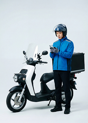 JPG 편집이미지 남자 도로 장갑 안전 스마트폰 검은색 스쿠터 흰색 작업 배달원 헬멧 배송 오브젝트 택배 통화 의료성형뷰티 편집실사 AI인물포토 AI콘텐츠 직업 잡화 길 컬러 교통시설 모션 사람 핸드폰 스마트기기 오토바이 운송업 보호장비 CG 파일형식 AI포토