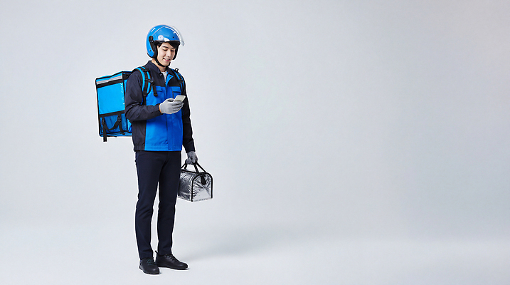 JPG 편집이미지 손 옷 남자 백그라운드 가방 파란색 스마트폰 작업 배달원 헬멧 배송 준비 의료성형뷰티 음식배달 편집실사 AI인물포토 AI콘텐츠 직업 잡화 컬러 사람 신체부위 핸드폰 스마트기기 보호장비 CG 파일형식 AI포토