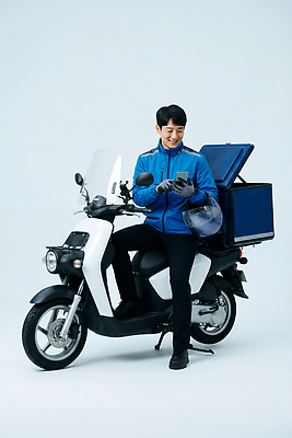 JPG 편집이미지 손 남자 교통수단 이동 가방 자동차 작업복 스마트폰 스쿠터 도시 작업 배달원 배송 서비스 의료성형뷰티 편집실사 AI인물포토 AI콘텐츠 직업 잡화 옷 육상교통 교통 컨셉 사람 신체부위 핸드폰 스마트기기 오토바이 CG 파일형식 AI포토