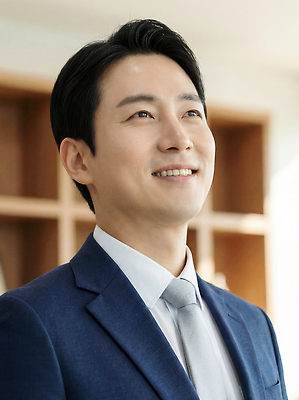 JPG 편집이미지 남자 포즈 생각 책장 표정 미소 웃음 사무실 청바지 작업 비즈니스맨 긍정 의료성형뷰티 편집실사 AI인물포토 AI콘텐츠 가구 컨셉 비즈니스 바지 사람 직장인 CG 파일형식 AI포토