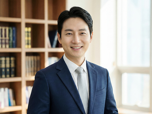 JPG 편집이미지 남자 포즈 백그라운드 비즈니스 넥타이 책장 직장 미소 사람 정장 사무실 업무 비즈니스맨 전문직 의료성형뷰티 편집실사 AI인물포토 AI콘텐츠 직업 잡화 옷 가구 회사 표정 작업 직장인 CG 파일형식 AI포토