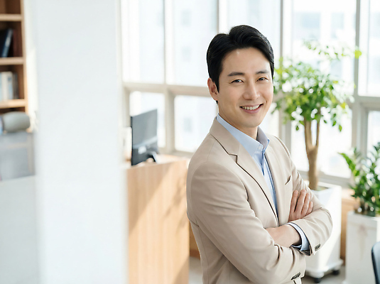 JPG 식물 편집이미지 남자 비즈니스 창문 회의 책장 직장 미소 웃음 사람 사무실 햇빛 팔짱 작업 비즈니스맨 전문 의료성형뷰티 편집실사 AI인물포토 AI콘텐츠 가구 회사 모션 표정 태양 직장인 CG 파일형식 AI포토