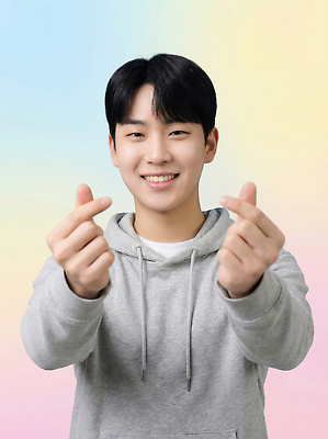 JPG 편집이미지 남자 감정 대학생 포즈 백그라운드 손가락 사랑 미소 친구 하트 표현 그라데이션 후드티셔츠 소통 밝은색 의료성형뷰티 편집실사 AI인물포토 AI콘텐츠 모양 학생 손 컨셉 티셔츠 관계 표정 사람 CG 파일형식 AI포토