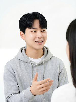 JPG 편집이미지 여자 남자 대학생 관계 실내 표정 이야기 대화 사람 손짓 친구 만남 시간 소통 이해 의료성형뷰티 편집실사 AI인물포토 AI콘텐츠 학생 컨셉 모션 말하기 내부 CG 파일형식 AI포토