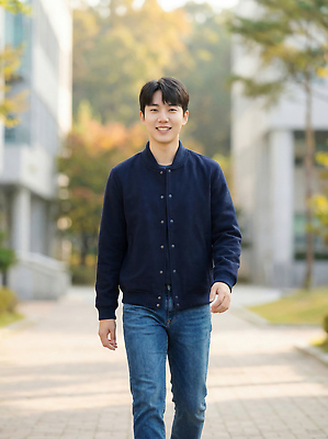 JPG 나무 편집이미지 학생 남자 길 대학생 날씨 미소 건물 일상 캐주얼 걷기 외출 대학교 집앞 의료성형뷰티 편집실사 AI인물포토 AI콘텐츠 식물 건축물 옷 학교 모션 표정 사람 라이프 CG 파일형식 AI포토