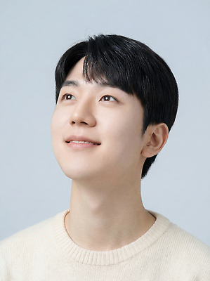 JPG 편집이미지 헤어스타일 응시 옷 남자 얼굴 대학생 백그라운드 표정 밝음 미소 웃음 편안함 아래 의료성형뷰티 편집실사 AI인물포토 AI콘텐츠 학생 시선 사람 신체부위 감각 방향 CG 위치 파일형식 AI포토