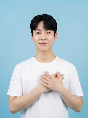 JPG 편집이미지 손 남자 감정 얼굴 대학생 포즈 백그라운드 티셔츠 표정 미소 파란색 표현 가슴 손모양 의료성형뷰티 편집실사 AI인물포토 AI콘텐츠 모양 학생 컬러 셔츠 사람 신체부위 CG 파일형식 손_신체부위 AI포토