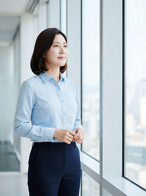 JPG 편집이미지 응시 여자 창문 거리 한옥 직장 풍경 건물 사무실 햇빛 고층빌딩 도시 은행원 의료성형뷰티 편집실사 AI인물포토 AI콘텐츠 직업 한국전통 건축물 시선 고건축 회사 비즈니스 사람 빌딩 태양 CG 파일형식 AI포토