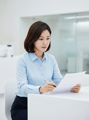 JPG 편집이미지 여자 생각 앉기 사무실 펜 환경 시간 작업 집중 검사_조사 문서 은행원 의료성형뷰티 편집실사 AI인물포토 AI콘텐츠 직업 컨셉 비즈니스 모션 사람 필기구 CG 파일형식 AI포토