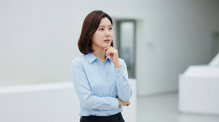 JPG 편집이미지 디자인 여자 생각 회의 아이디어 사무실 공간 작업 분위기 집중 모던 블라우스 팔 은행원 의료성형뷰티 편집실사 AI인물포토 AI콘텐츠 직업 컨셉 상의 비즈니스 사람 신체부위 CG 파일형식 AI포토