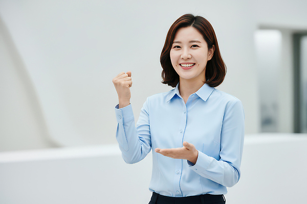 JPG 편집이미지 여자 행복 직장 대화 미소 손짓 사무실 업무 작업 소통 은행원 의료성형뷰티 상호작용 편집실사 AI인물포토 AI콘텐츠 직업 감정 컨셉 회사 비즈니스 모션 표정 말하기 사람 CG 파일형식 AI포토