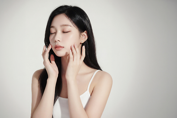 JPG 편집이미지 손 여자 얼굴 백그라운드 조명 표정 손짓 고요 피부 그리움 순간 의료성형뷰티 스타일 편집실사 AI인물포토 AI콘텐츠 감정 모션 사람 신체부위 CG 파일형식 AI포토