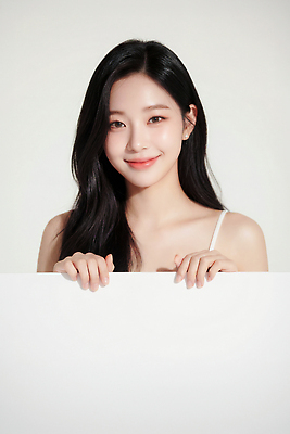 JPG 주간 모델 편집이미지 긴머리 손 포즈 백그라운드 간판 표정 웃음 빛 머리 카메라 촬영 흰색 피부 의료성형뷰티 편집실사 AI인물포토 AI콘텐츠 자연요소 헤어스타일 컬러 신체부위 전자제품 CG 파일형식 AI포토