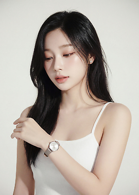 JPG 모델 편집이미지 여자 패션 시계 포즈 상의 조명 촬영 흰색 손목 립메이크업 뷰티풀 의료성형뷰티 스타일 편집실사 AI인물포토 AI콘텐츠 옷 컬러 사람 신체부위 화장 CG 파일형식 AI포토