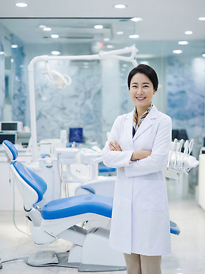 JPG 편집이미지 의학 건강 치과 치료 청결 진료 환자 의사 도구 대기 치아 전문직 구강 세미나 진료실 의료성형뷰티 편집실사 AI인물포토 AI콘텐츠 직업 병원 의료진 입 소화기관 위생 CG 파일형식 AI포토