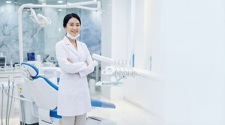 JPG 편집이미지 의학 건강 치과 설명 치료 팔짱 청결 진료 장비 환자 의사 도구 대기 전문 진료실 의료성형뷰티 편집실사 AI인물포토 AI콘텐츠 모션 병원 의료진 위생 CG 파일형식 AI포토